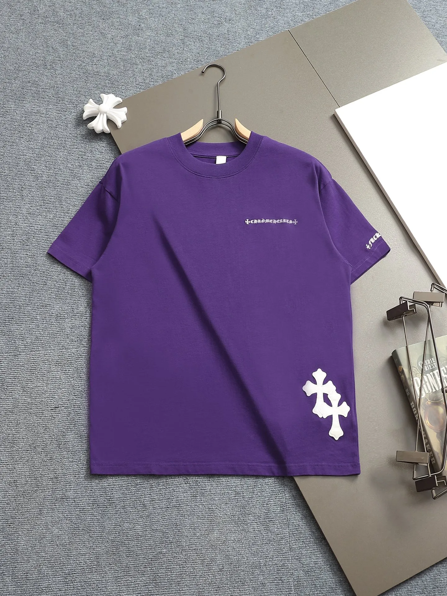 🅿️220 Chrome hearts ch Chrome hearts cross leather short-sleeved T-shirts. Large version. Loose and stylish. The difference is the low version, the slim version, the upper body and the crotch. 100% commitment: top quality, not fast food. The highest version on the market. Top quality, 320 grams. 26 custom-dyed double yarn cotton, same style for men and women, complete with three standards. Color: black, purple, brown, khaki Size: XS-L Size chart:
